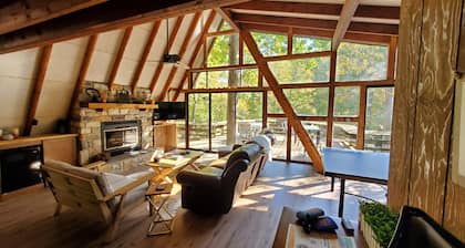 Innsbrook Falls Hideaway - Roomy lakefront Chalet w/ spacious deck & firepit