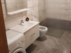 Dusj, hårføner og toalettpapir