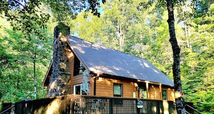 2miles to HELEN, Spa, GAME RM, Firepit, CRNHOLE, horseshoes