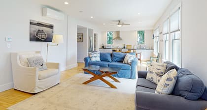 Waterfront Duplex, walkable, harbor views, AC, dog friendly