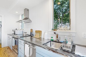 ثلاجة، ميكروويف، فرن، موقد طهي مسطح