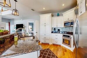 冰箱、微波炉、烤箱、炉灶