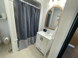 Douche, sèche-cheveux, serviettes fournies, savon