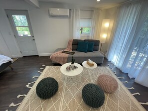 TV, fireplace, books - Llama Llama Cozy Cottage (Picton)