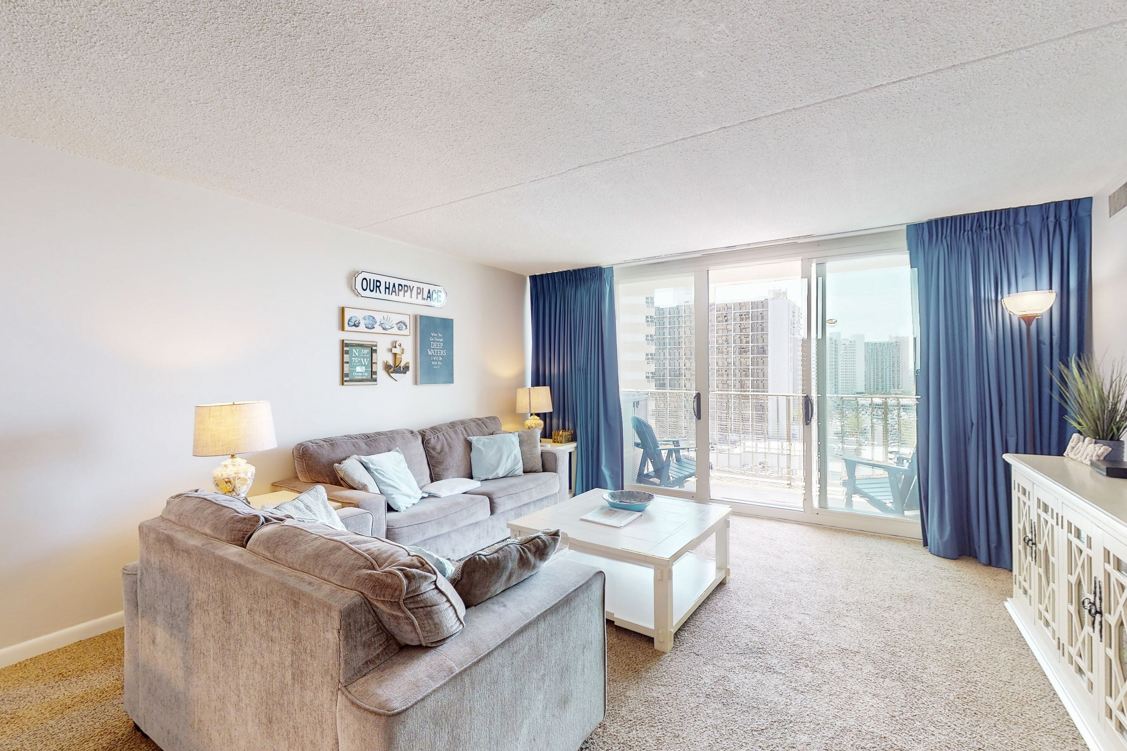 Tv, ett bordtennisbord, böcker och streamingtjänster