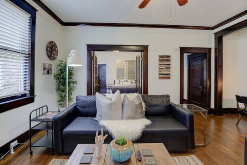 PB 2 · 1900`s Historic Getaway - Prime Midtown Location!