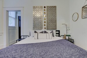 Desk, iron/ironing board, WiFi, bed sheets - PB 2 · 1900`s Historic Getaway - Prime Midtown Location! (Memphis)