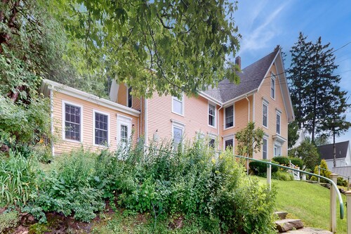 Cozy apartment with harbor view - full kitchen & washer/dryer - walk to water