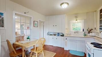 冰箱、微波炉、烤箱、炉灶