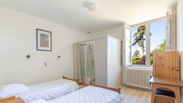 6 makuuhuonetta, vauvan matkasänky, ilmainen Wi-Fi, vuodevaatteet