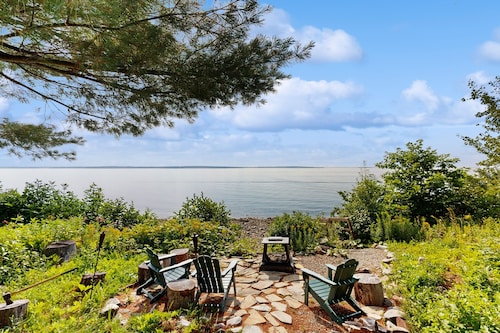 Oceanfront snowbird-friendly home on the beach with washer/dryer & fireplace