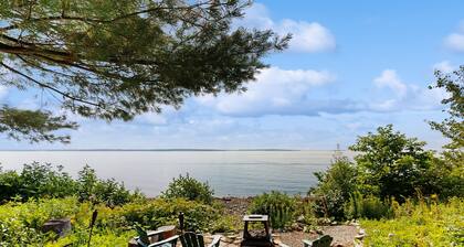 Oceanfront snowbird-friendly home on the beach with washer/dryer & fireplace