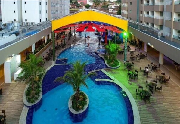 Piscine couverte, 9 piscines extérieures, parasols de plage