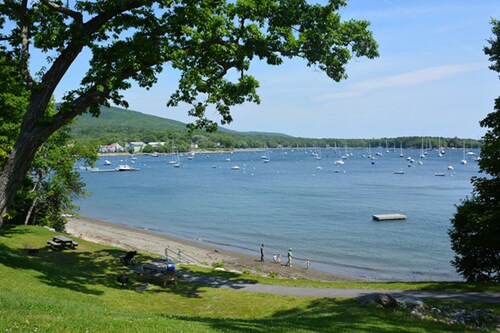 Gorgeous water-view home & attached apartment with washer/dryer