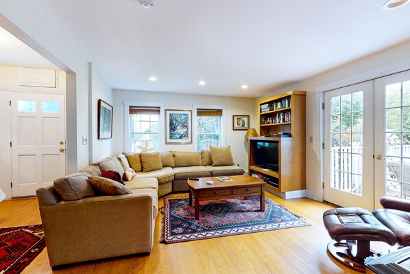 Televisión, reproductor de DVD y libros 