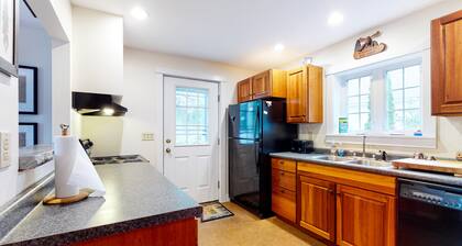 Gorgeous water-view home & attached apartment with washer/dryer