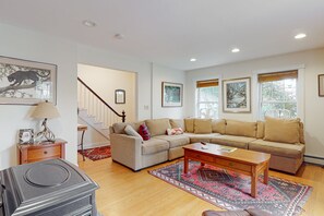 Een televisie, een dvd-speler en een stereo