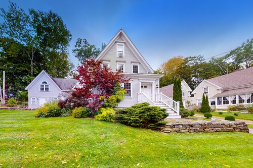 Gorgeous, walkable home with water view, deck & washer/dryer - snowbird-friendly