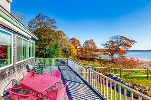 Outdoor dining - Waterfront home with ocean views, beach access, AC & washer/dryer - dog-friendly (Rockland)