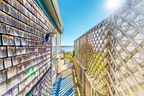 Waterfront home with ocean views, beach access, AC & washer/dryer - dog-friendly