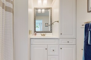 Towels - Waterfront home with ocean views, beach access, AC & washer/dryer - dog-friendly (Rockland)