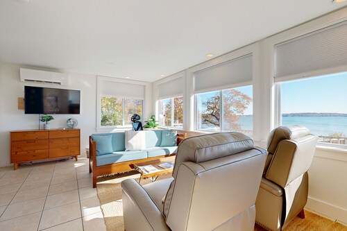 Waterfront home with ocean views, beach access, AC & washer/dryer - dog-friendly