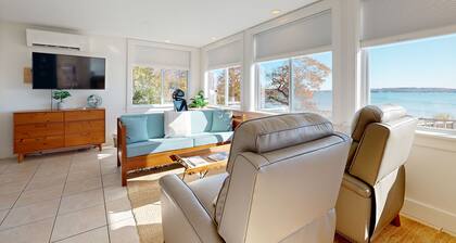 Waterfront home with ocean views, beach access, AC & washer/dryer - dog-friendly