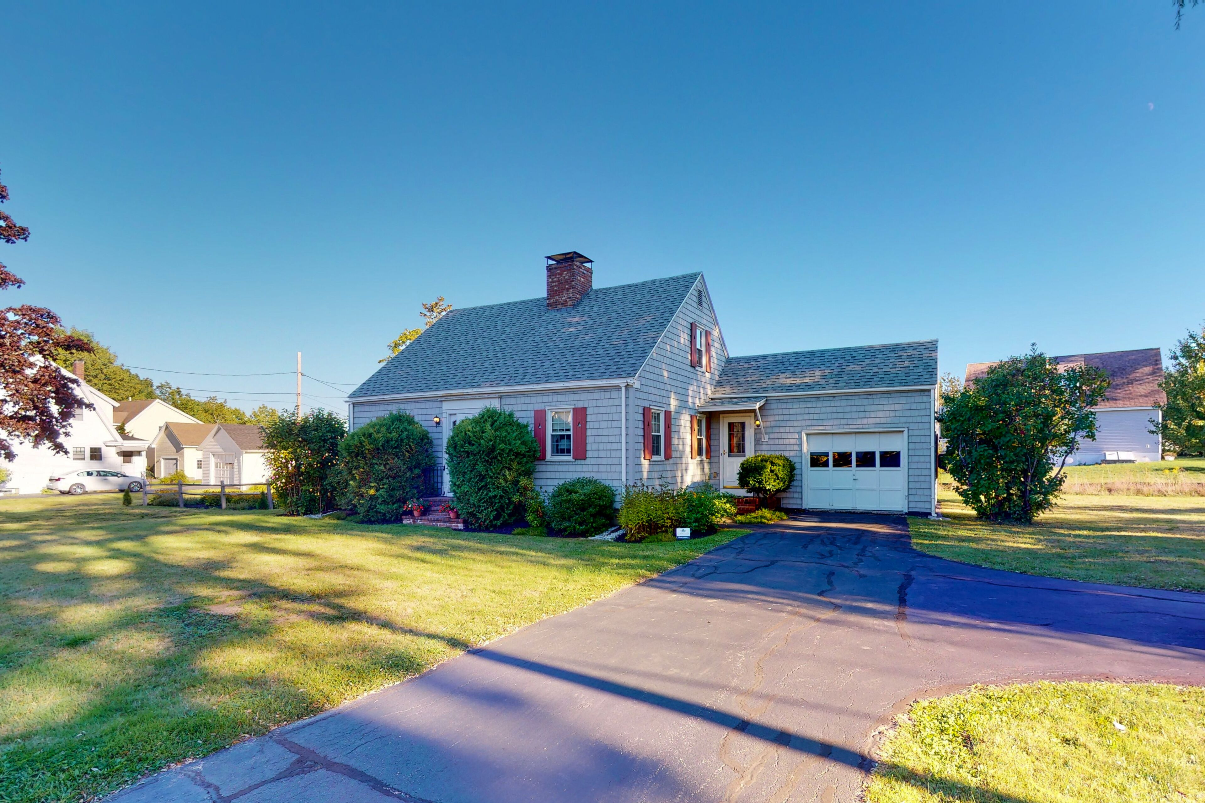 Comfortable home near the beach - dog-friendly - full kitchen & washer/dryer