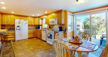 Comfortable home near the beach - dog-friendly - full kitchen & washer/dryer