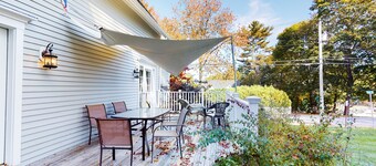 Walkable apartment with water view, washer/dryer & full kitchen