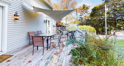 Walkable apartment with water view, washer/dryer & full kitchen