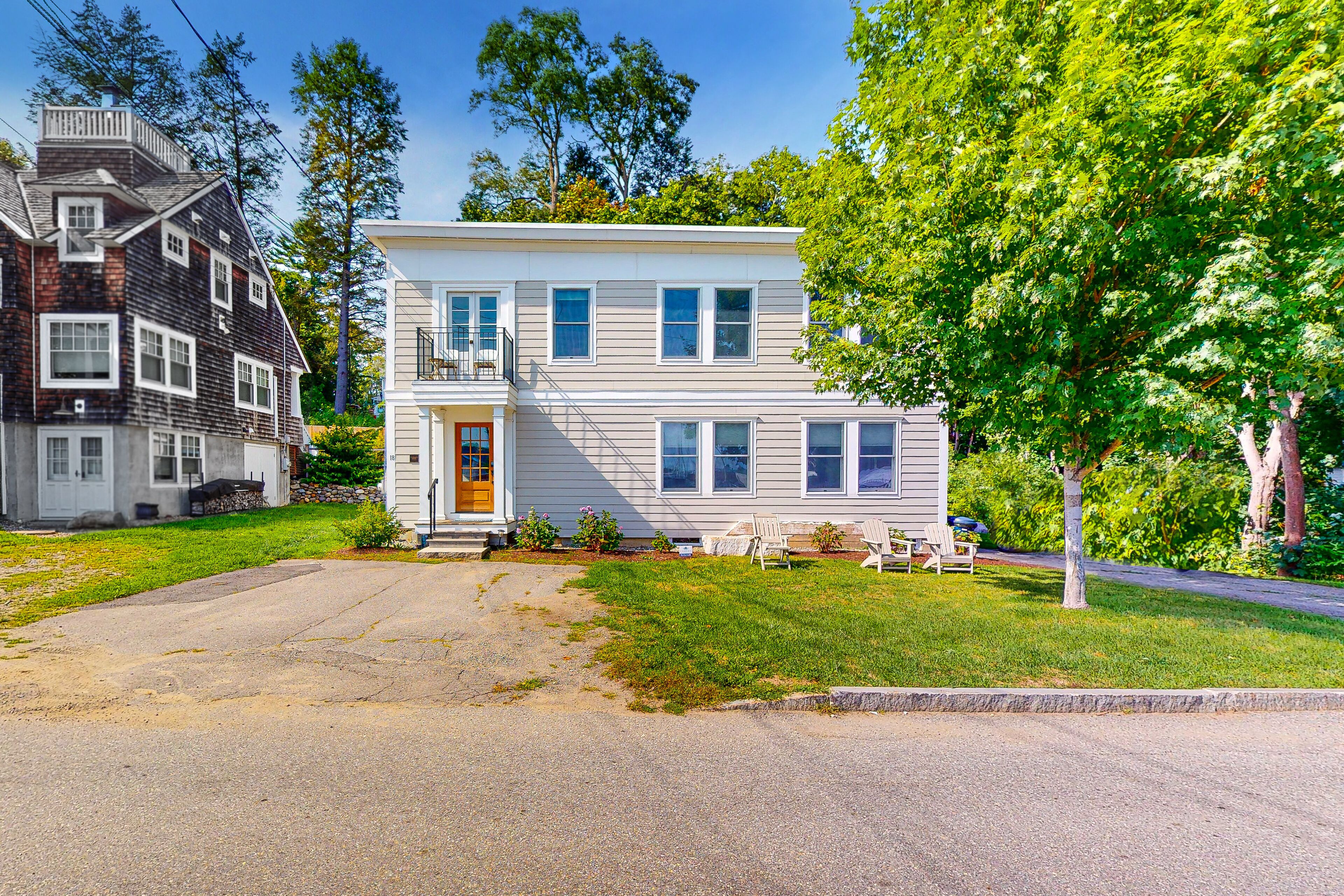 Waterfront & walkable triplex - harbor views, AC, dog-friendly