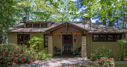Waterfront home with pond views - dock, canoe, washer/dryer & full kitchen