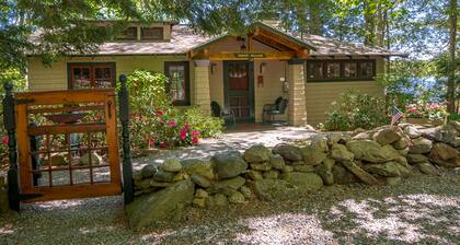 Waterfront home with pond views - dock, canoe, washer/dryer & full kitchen