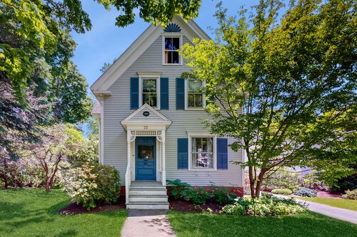 Historic Victorian home - walk downtown, office, dog-friendly & washer/dryer