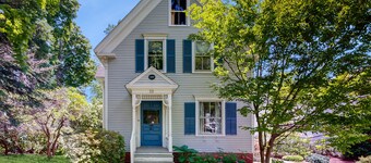 Historic Victorian home - walk downtown, office, dog-friendly & washer/dryer