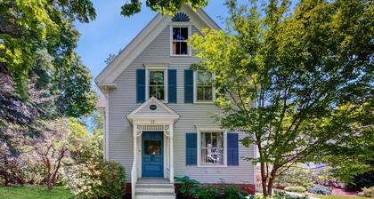 Historic Victorian home - walk downtown, office, dog-friendly & washer/dryer