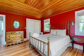 5 habitaciones, tabla de planchar con plancha, internet y ropa de cama 