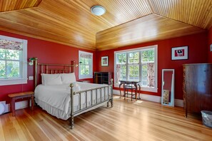 5 bedrooms, iron/ironing board, internet, bed sheets