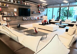 Interior - Brickell Bliss Studio + Amenities. Steps to Best Bars, Eats & Mall. Relax & Play (Miami)