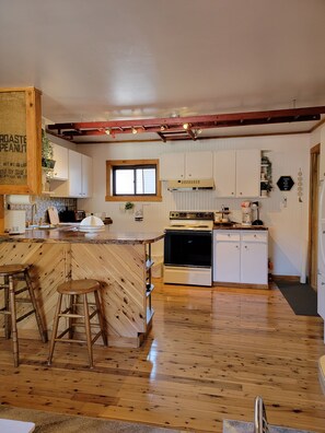 Fridge, microwave, oven, stovetop - Riverview Suite (Friendsville)