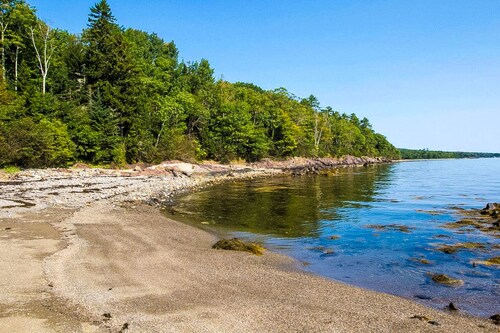 Oceanfront home with water views - central AC, washer/dryer & beach access