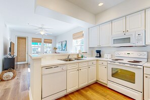 ثلاجة، ميكروويف، فرن، موقد طهي مسطح