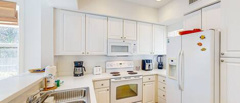 Een koelkast, een microgolfoven, een oven, een kookplaat