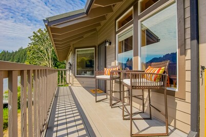 Delightful riverfront home with dock, game room, fast WiFi, kayaks & grill