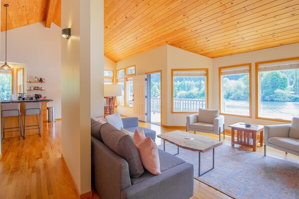 Télévision, lecteur de DVD, table de tennis de table, livres