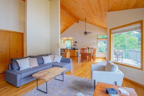 Télévision, lecteur de DVD, table de tennis de table, livres