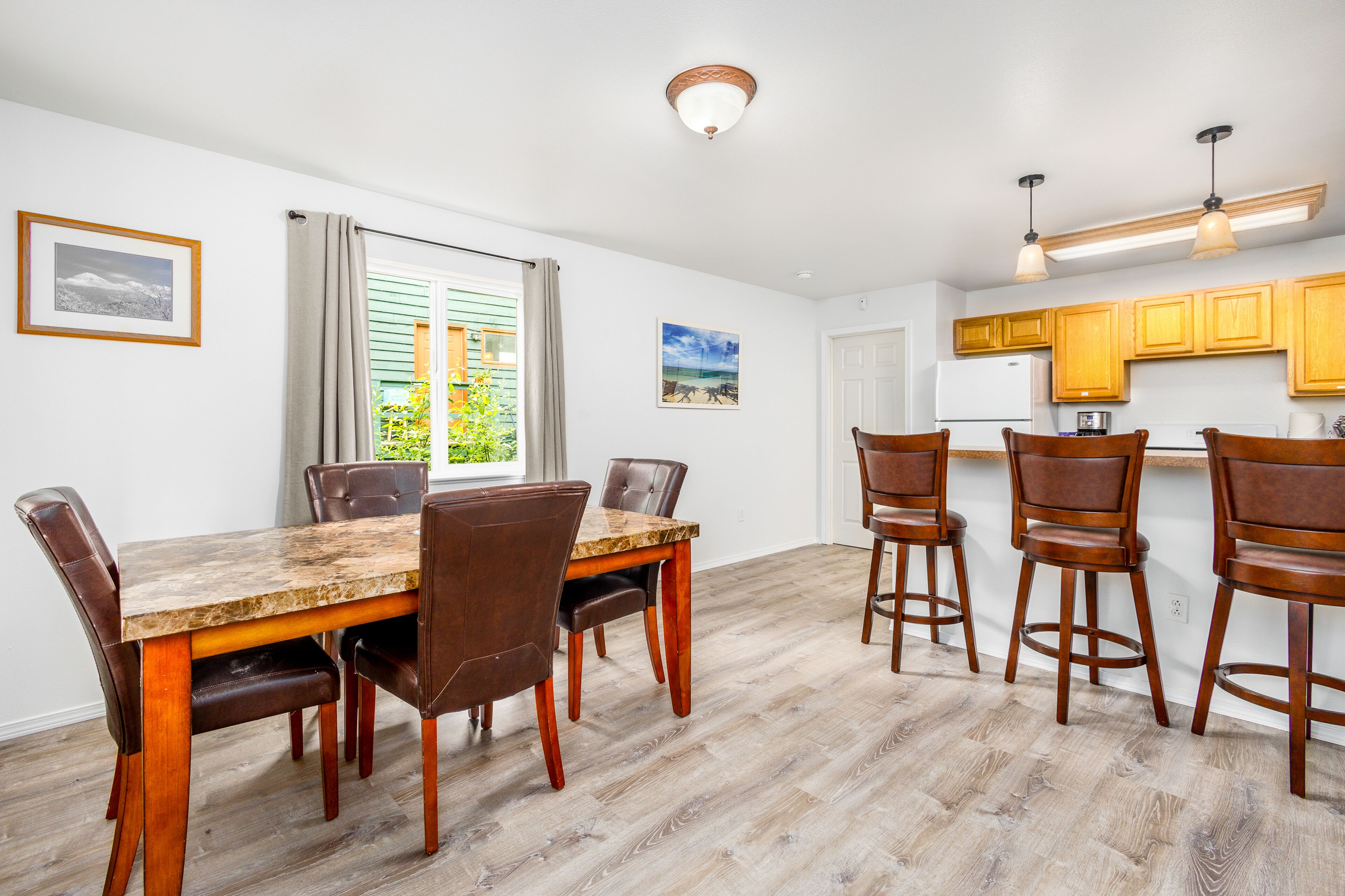 Dog-friendly lower-level duplex with washer/dryer - walk to ski lifts
