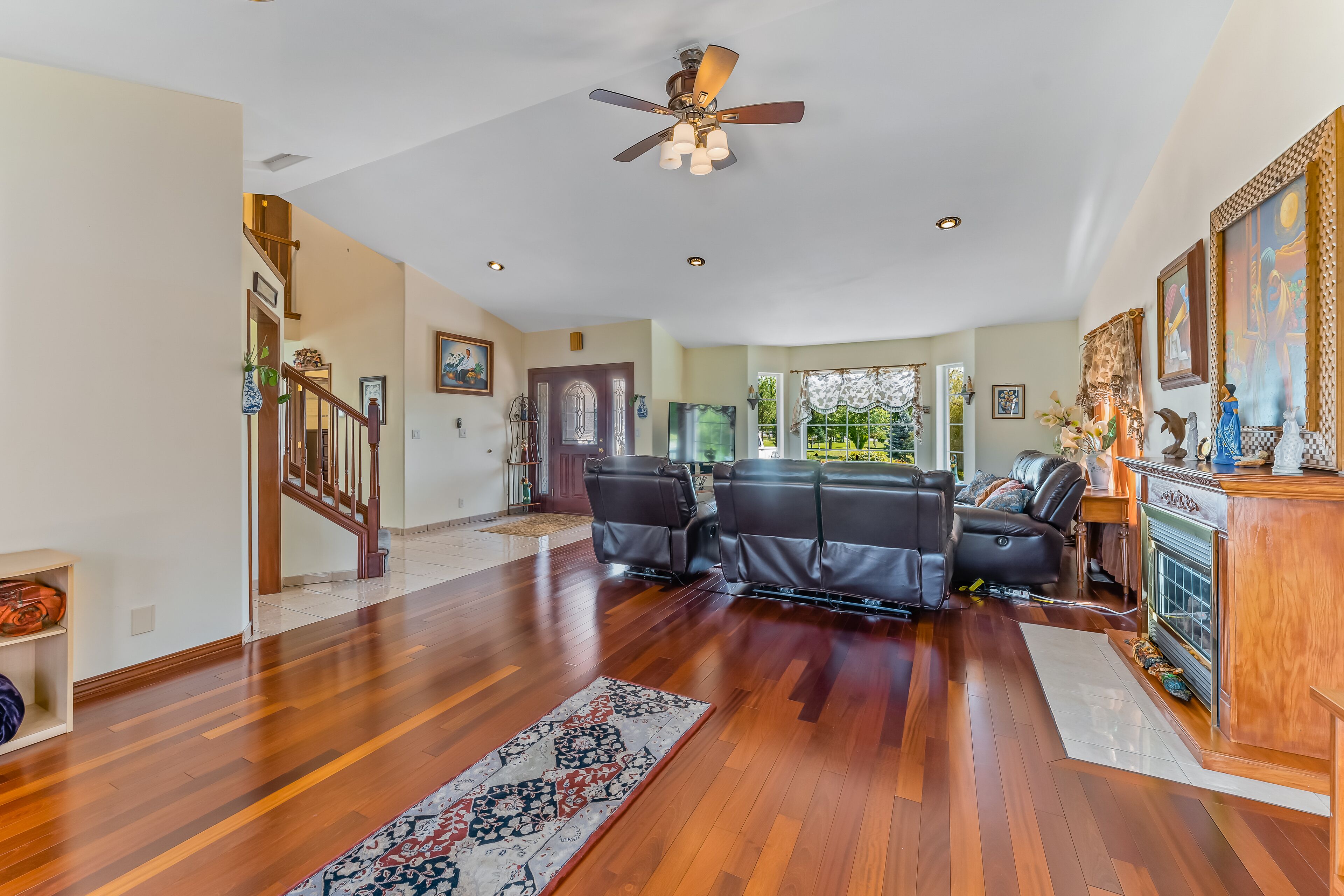 Télévision, cheminée, lecteur de DVD