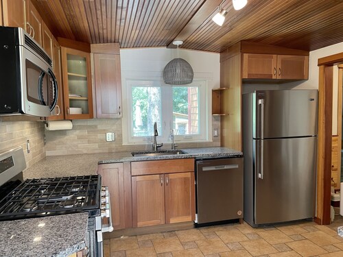 Cozy Cottage - remodeled, patio, deck, game room, overlooking river.